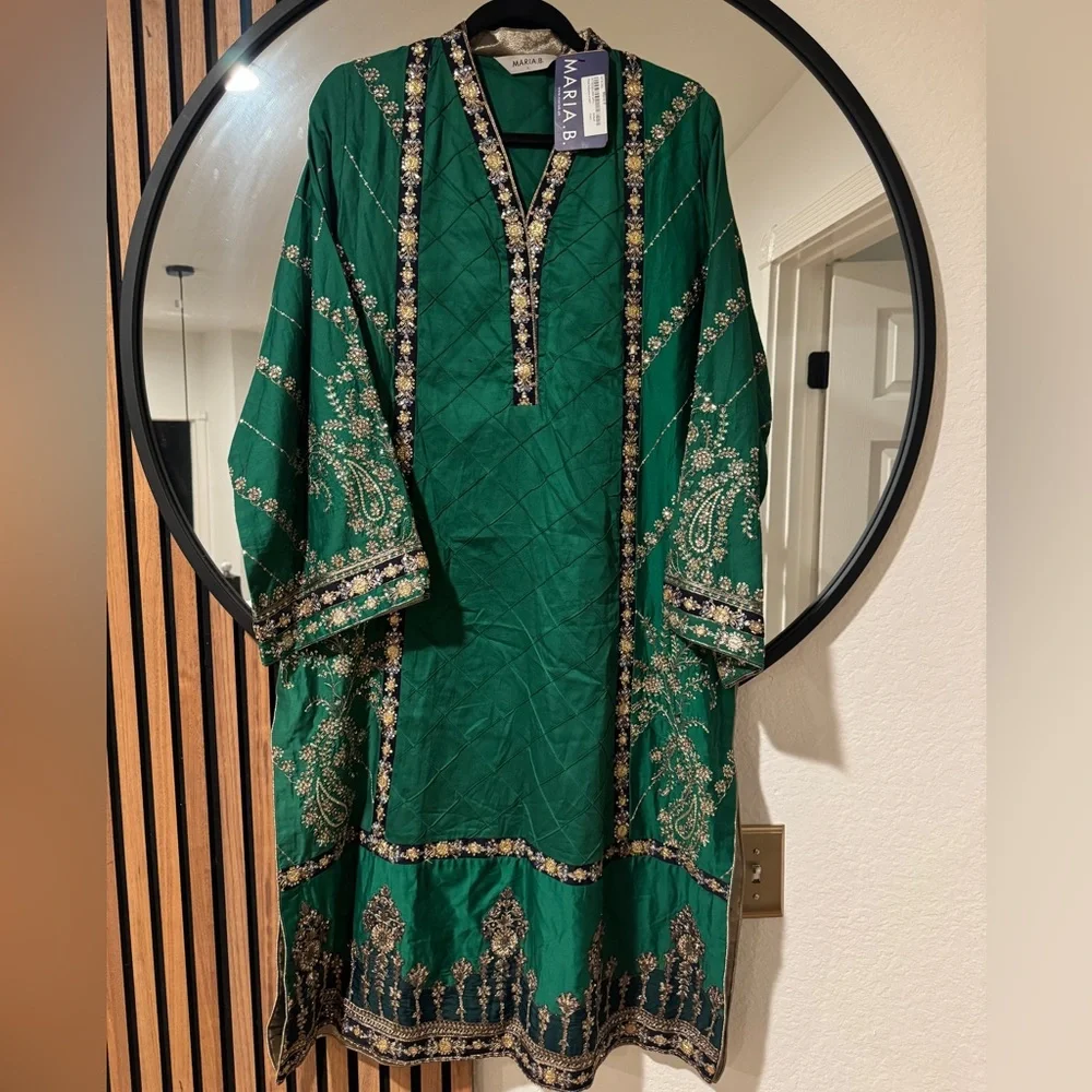 Emerald Green Blouse with Gold Embroidery - Picture 2 of 3